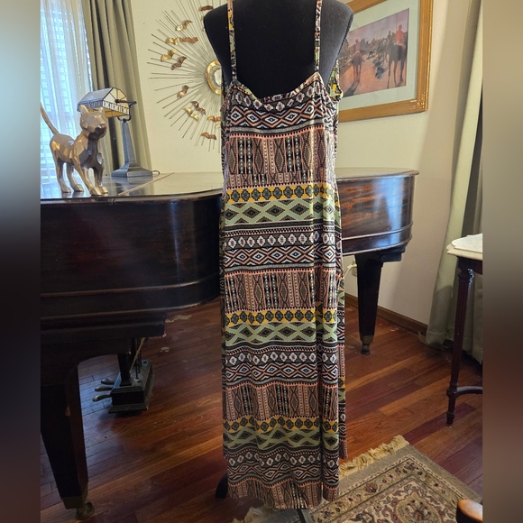 Woman's Plus Summer Aztec print dress. - Picture 4 of 4